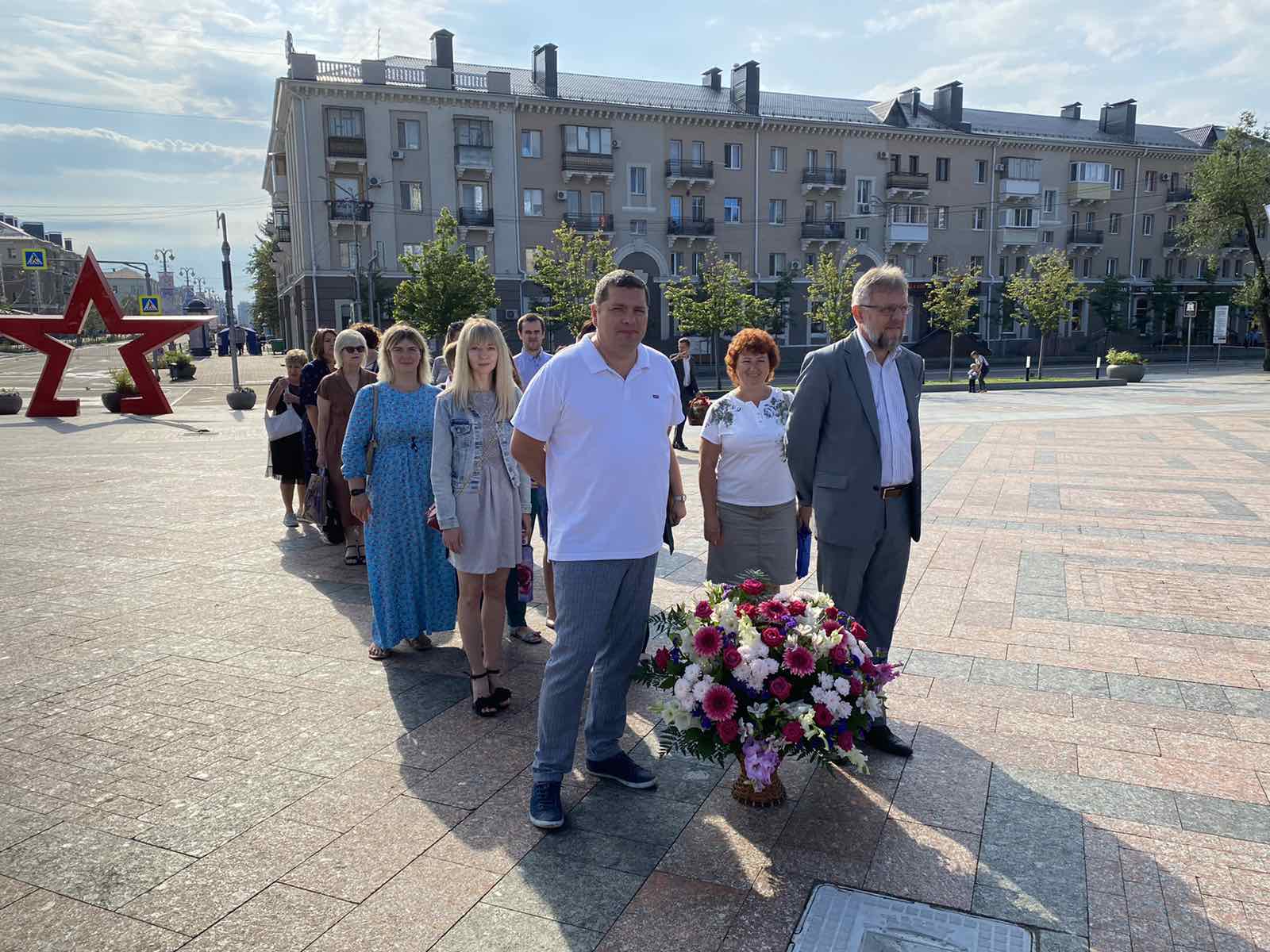 Август белгород. День освобождения Белгорода. Псков монумент город воинской славы. Возложение венков 5 августа Белгород 2022. Памятник солдату Белгород.