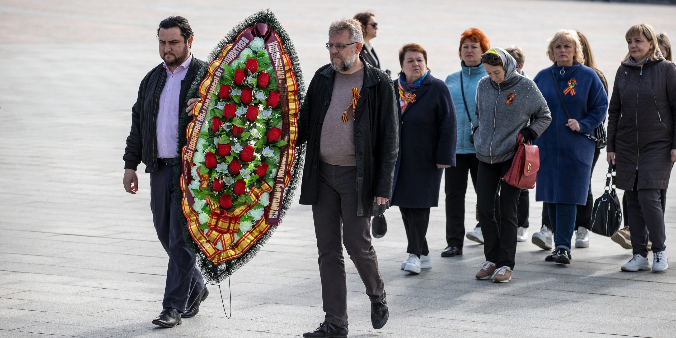 Возложение цветов к мемориалу «Скорбящая мать» на Соборной площади — Управление  образования администрации города Белгорода